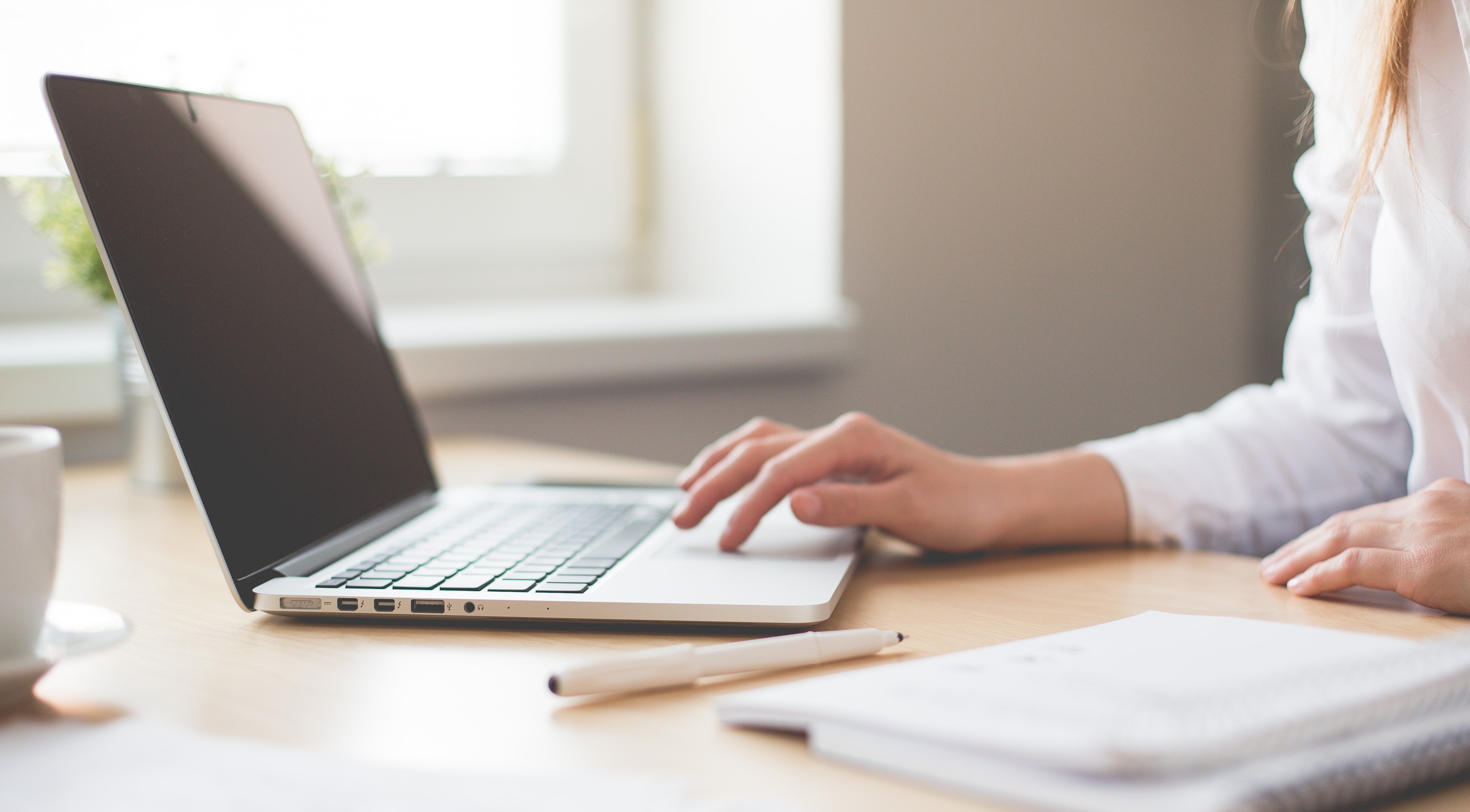 business-woman-working-on-laptop